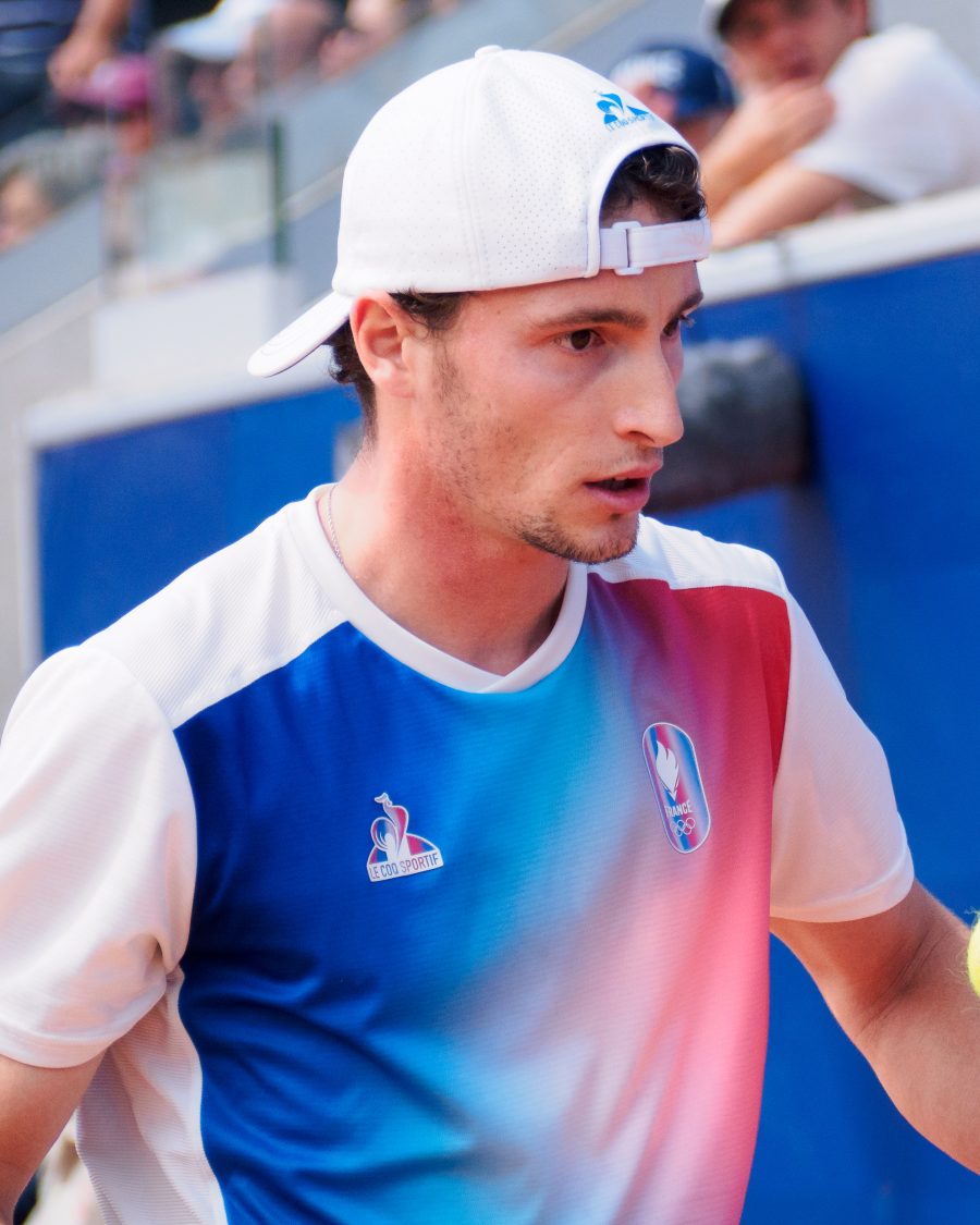 Ugo Humbert in campo durante una partita di tennis