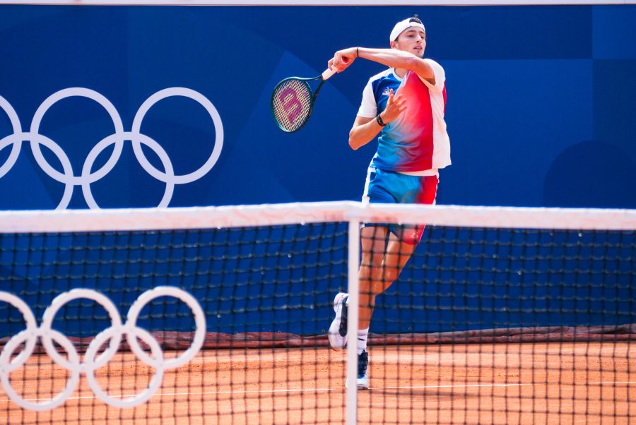 Ugo Humbert colpisce un diritto durante il torneo olimpico di Parigi 2024