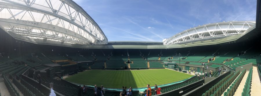 Il Centre Court di Wimbledon con il tetto e le tribune verdi
