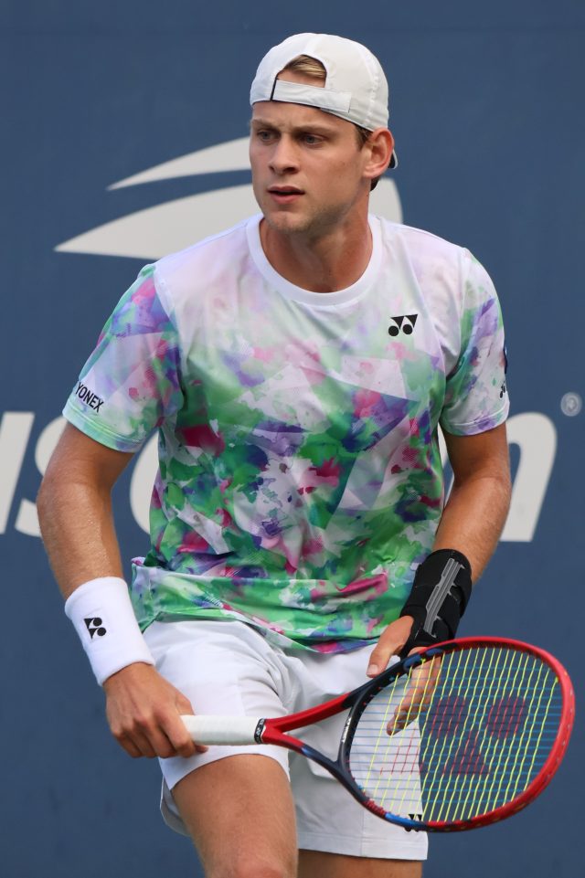 Zizou Bergs in campo durante una partita di tennis