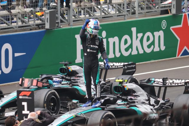 Kimi Antonelli con la tuta Mercedes durante il GP di Cina 2026