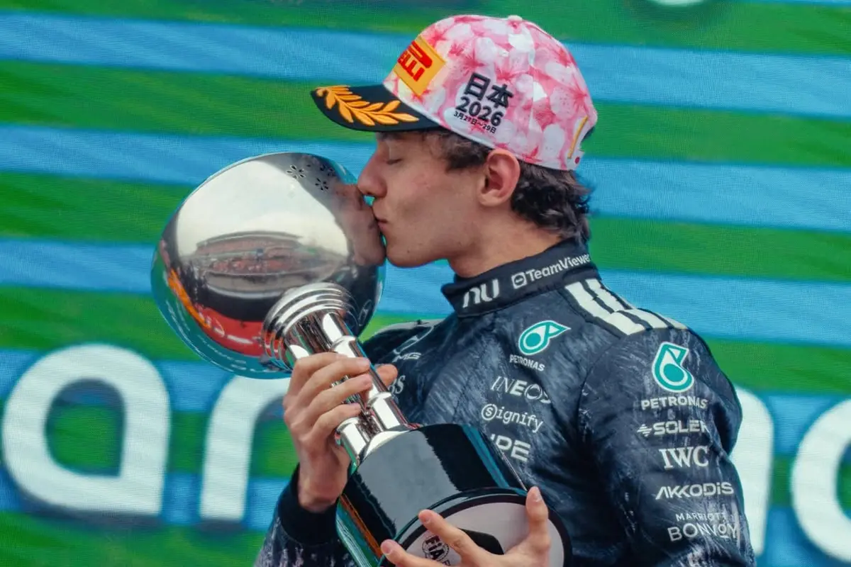 Antonelli bacia il trofeo