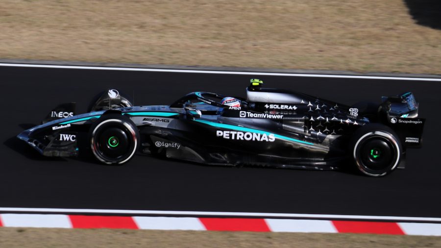Kimi Antonelli guida la Mercedes W16 in pista durante una sessione di prove libere