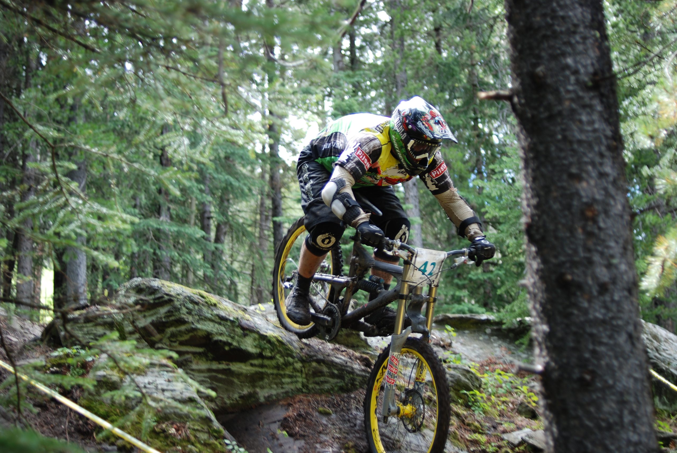 Mountain bike impegnata in una gara downhill