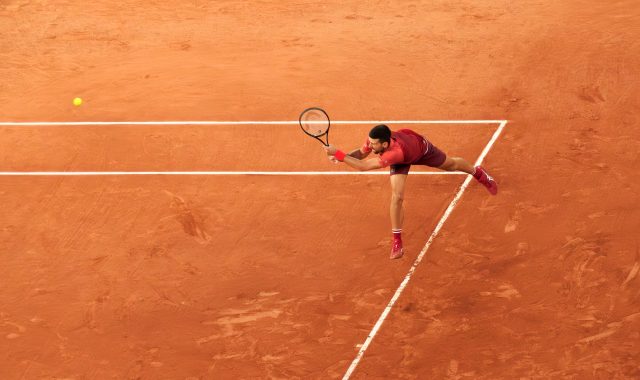 Novak Djokovic in azione durante un match di tennis