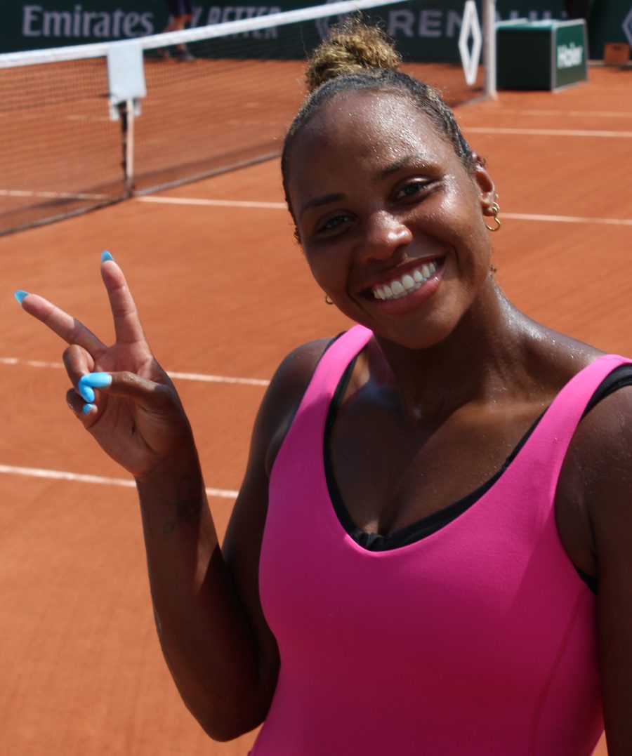 Taylor Townsend colpisce il rovescio durante un match di tennis