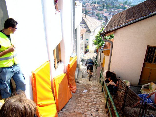 Rider impegnato in una gara di urban downhill
