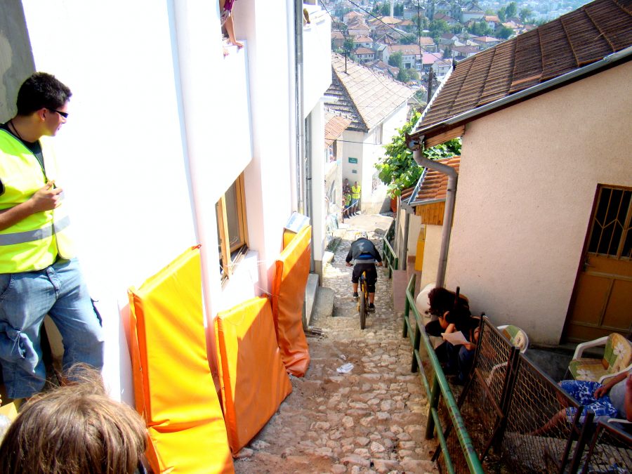 Rider impegnato in una gara di urban downhill