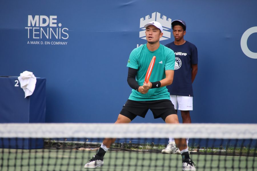 Wu Yibing in campo durante un torneo ATP