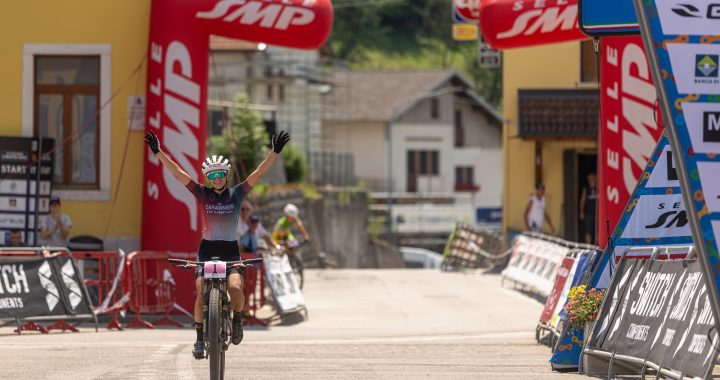 Atleta in gara sui sentieri di Alpago Bike Funtastic