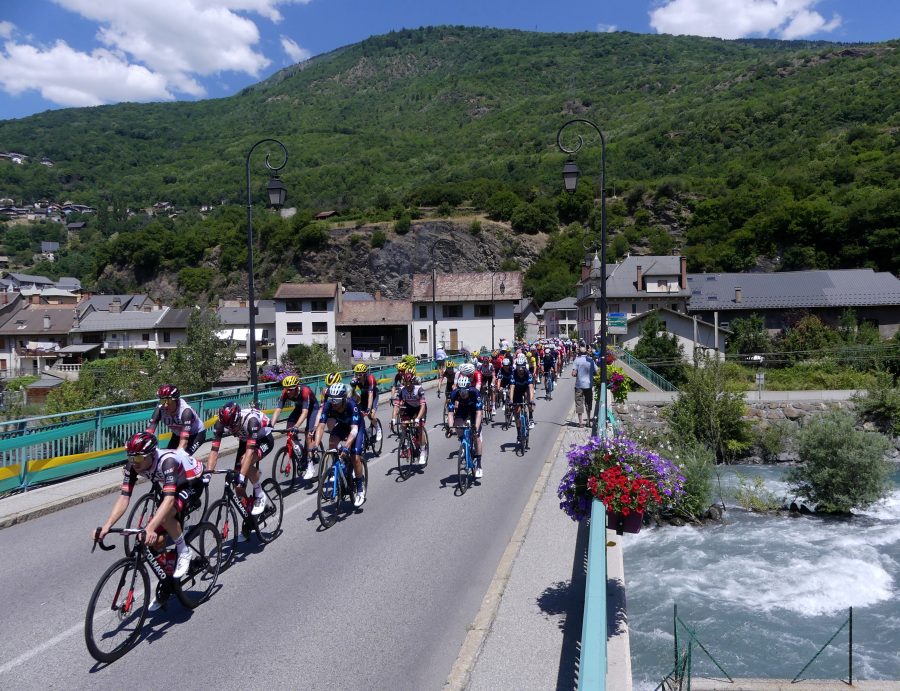 Il gruppo del Tour de France affronta una salita di montagna