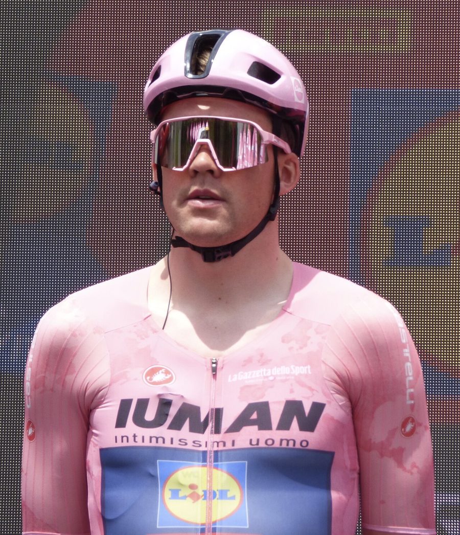 Mads Pedersen in maglia rosa durante il Giro d Italia 2025