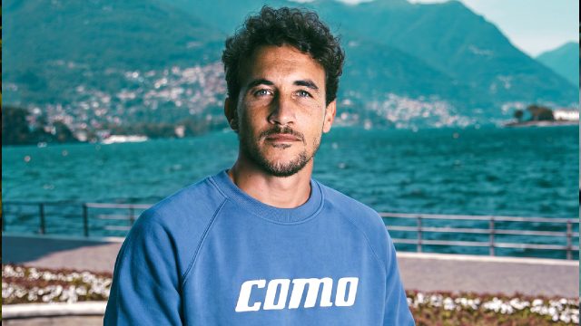 Luis Milla con felpa del Como 1907 sul Lago di Como