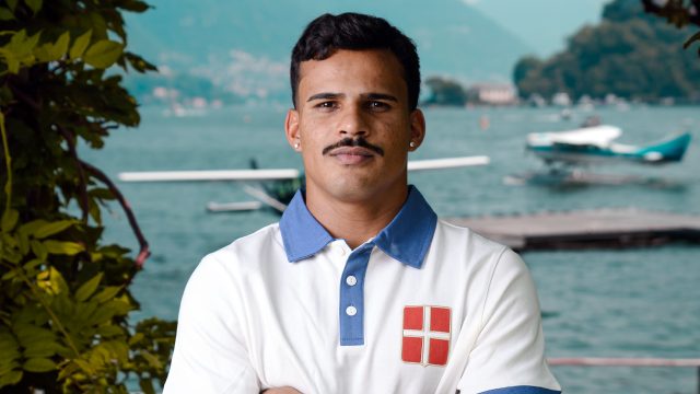 Kaiki Bruno posa con la maglia del Como 1907 sul lago