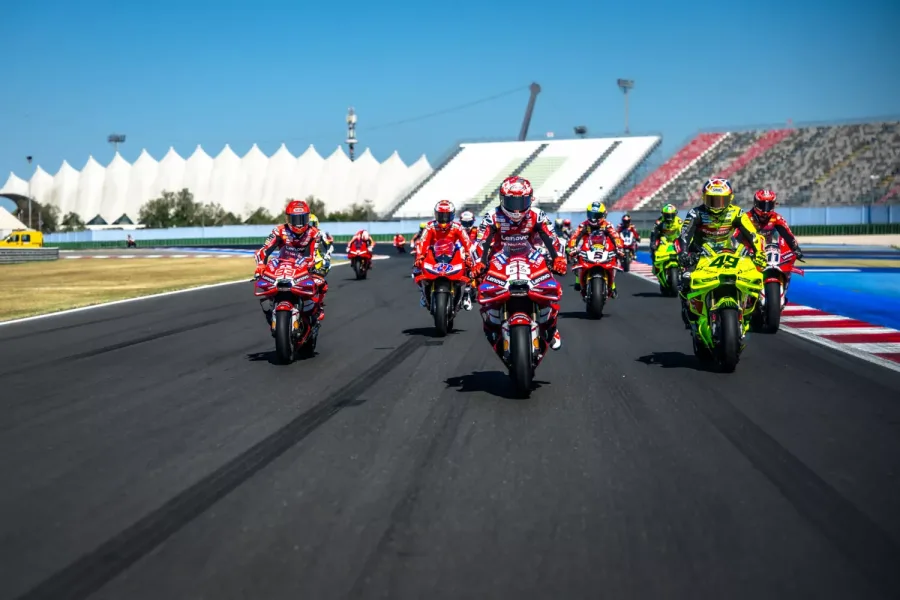 Piloti Ducati in pista durante il World Ducati Week 2026 a Misano