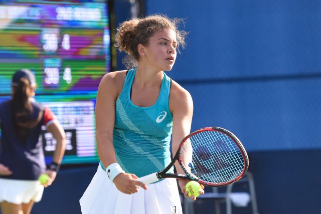 Jasmine Paolini colpisce un diritto durante un match di tennis