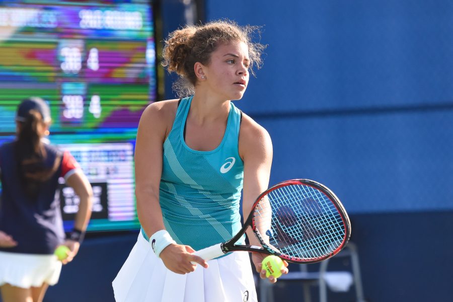 Jasmine Paolini colpisce un diritto durante un match di tennis