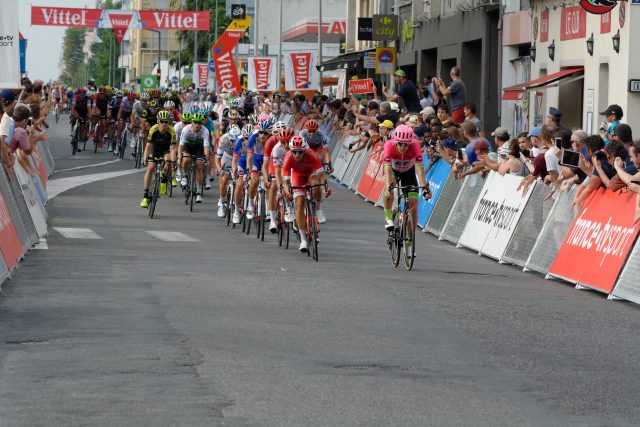 Il gruppo del Tour de France sulle strade di Pau
