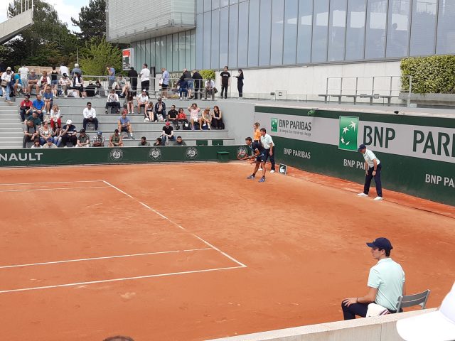 Flavio Cobolli in campo durante un match di tennis