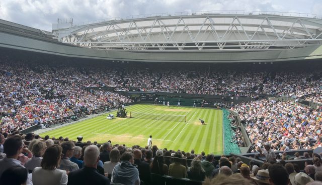 Il Centre Court di Wimbledon durante una partita di tennis