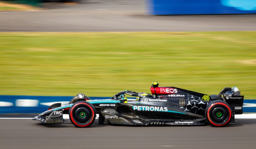 Lewis Hamilton in pista a Silverstone durante il Gran Premio di Gran Bretagna 2024