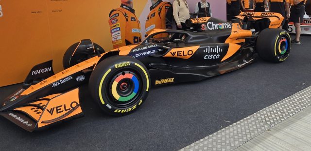Lando Norris con la McLaren MCL38