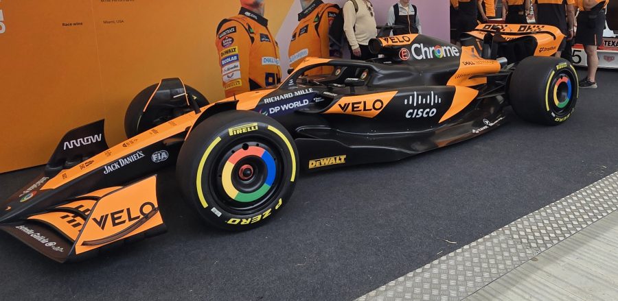 Lando Norris con la McLaren MCL38