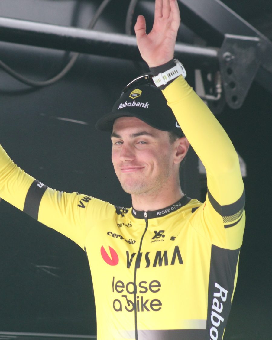 Olav Kooij dopo una vittoria al Tour of Britain