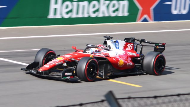 Charles Leclerc sulla Ferrari durante una sessione di Formula 1
