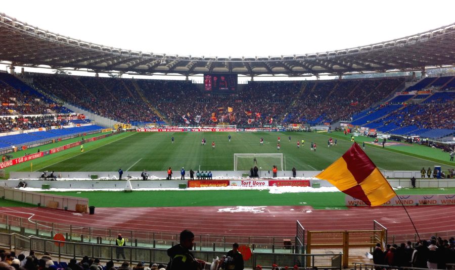 Tifosi della Roma allo Stadio Olimpico durante una partita di Serie A