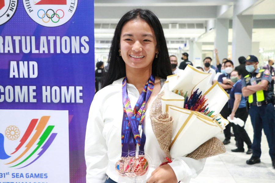 Alexandra Eala con bouquet dopo i Giochi del Sud-Est asiatico
