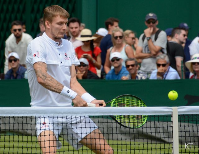 Alexander Bublik in campo durante un match di tennis
