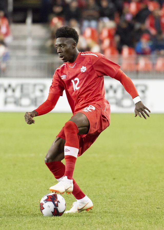 Alphonso Davies in azione con la nazionale canadese