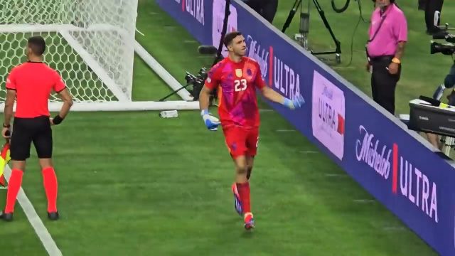 Emiliano Martinez esulta dopo un rigore parato con l Argentina