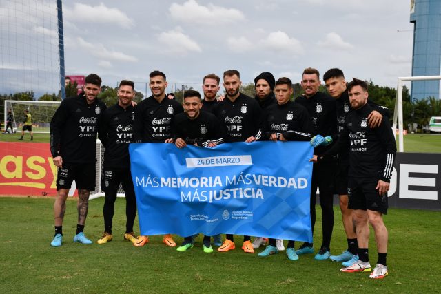 La nazionale argentina schierata in posa prima di una partita