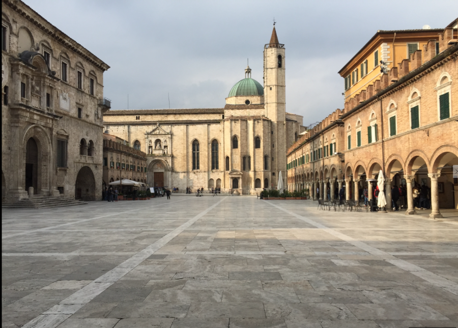 Piazza del Popolo ad Ascoli Piceno per la presentazione del calendario Serie BKT