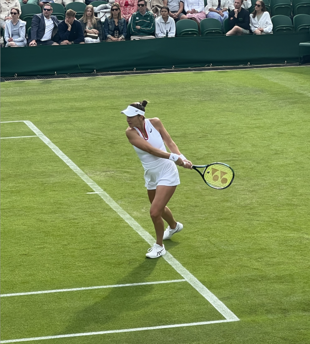 Belinda Bencic in campo a Wimbledon durante uno scambio