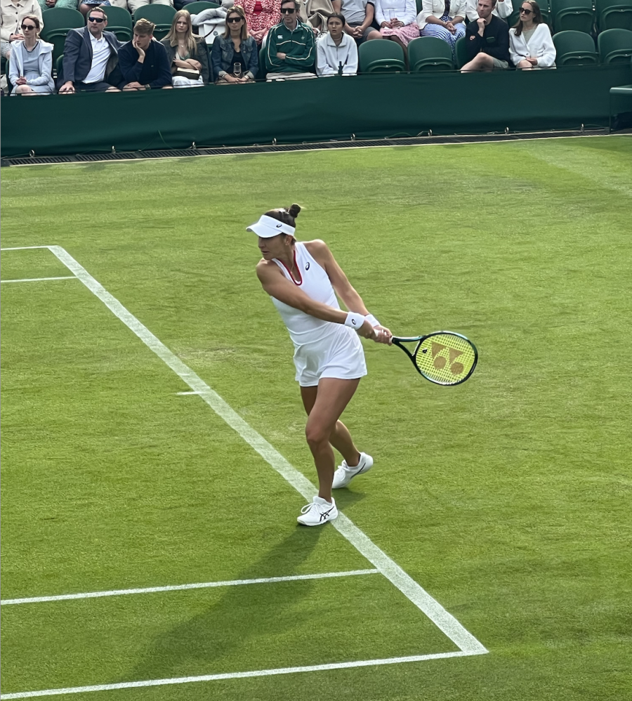 Belinda Bencic in campo a Wimbledon durante uno scambio