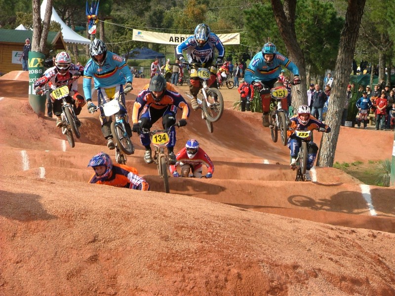 Azione di gara BMX su pista sterrata