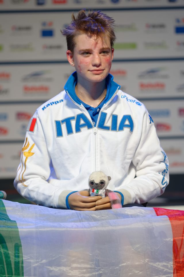 Bebe Vio sul podio durante gli Europei IWAS 2014 di scherma in carrozzina