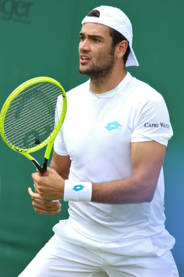 Matteo Berrettini in campo a Wimbledon durante un match sull erba