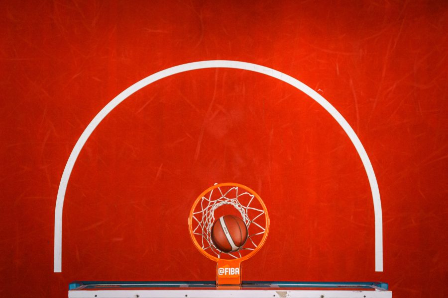 Canestro da basket in una competizione FIBA