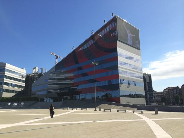 La facciata di Casa Milan, sede del club rossonero