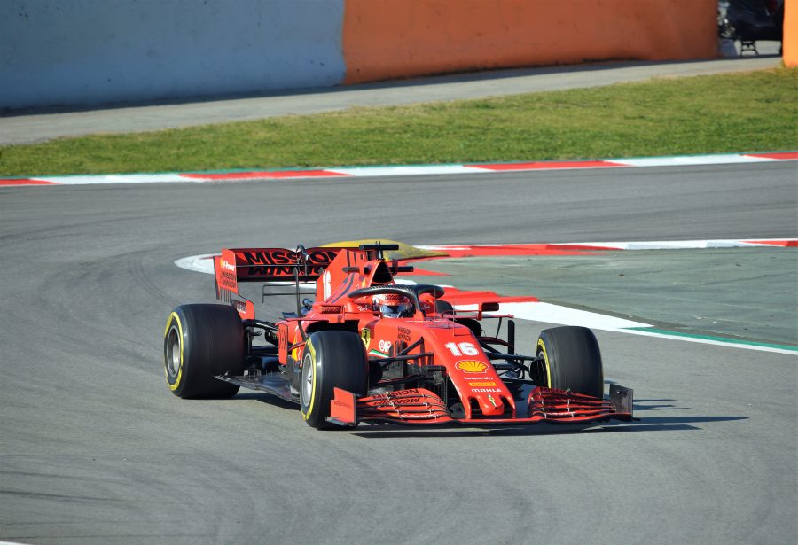 Charles Leclerc alla guida di una Ferrari Formula 1 in pista