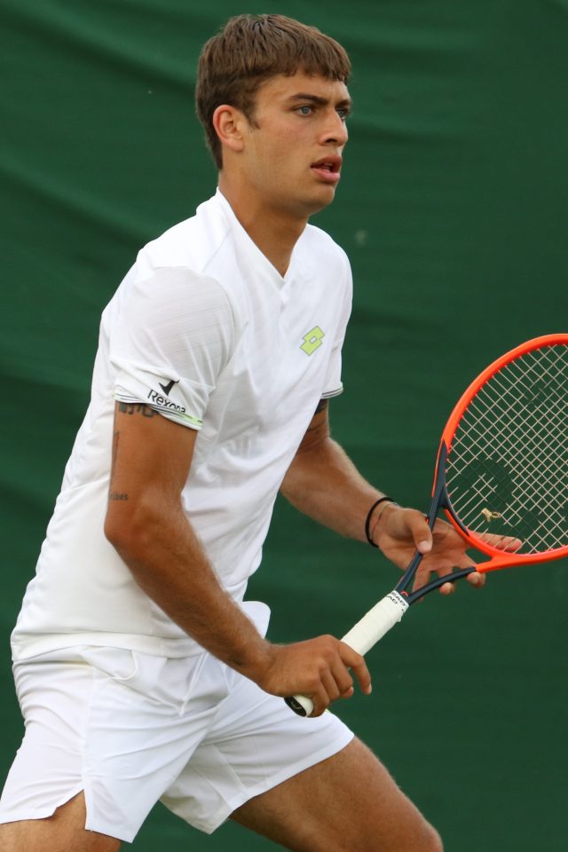 Flavio Cobolli in campo sull'erba delle qualificazioni di Wimbledon