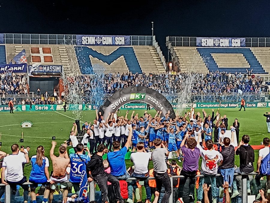 Giocatori del Como 1907 festeggiano una promozione dalla Serie B