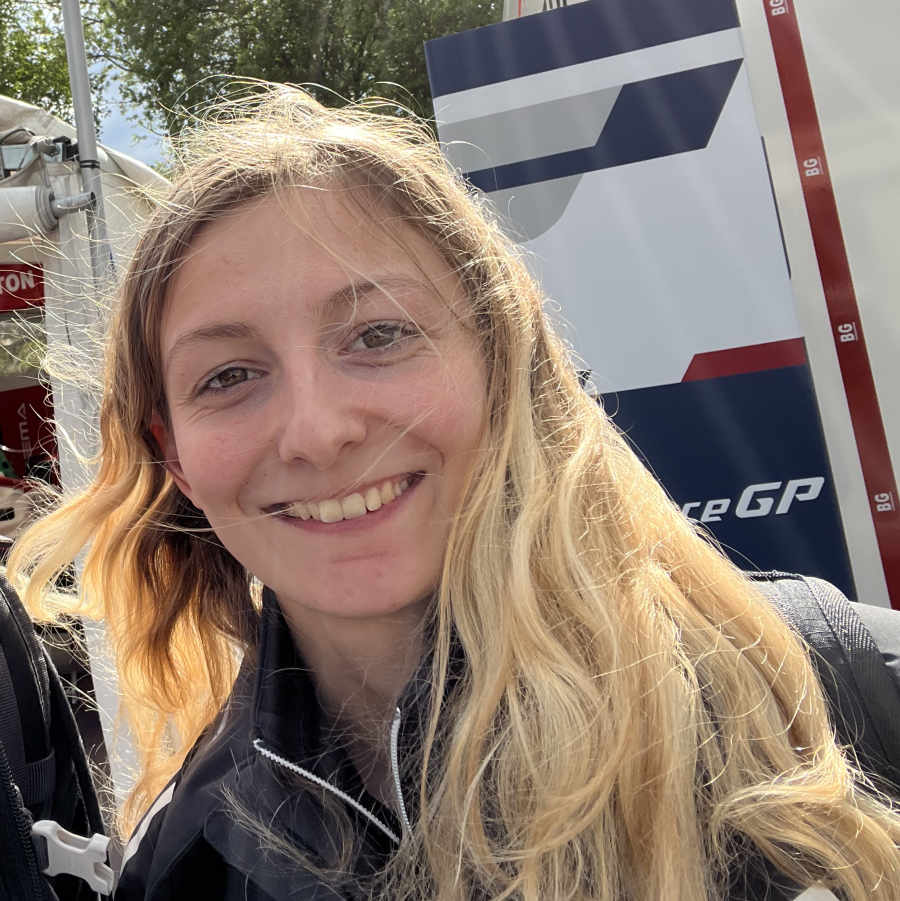 Doriane Pin nel paddock durante un weekend di Formula Regional