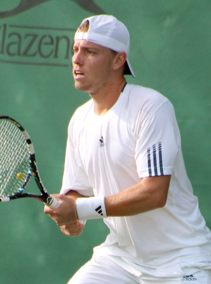 James Duckworth in azione sull'erba a Wimbledon