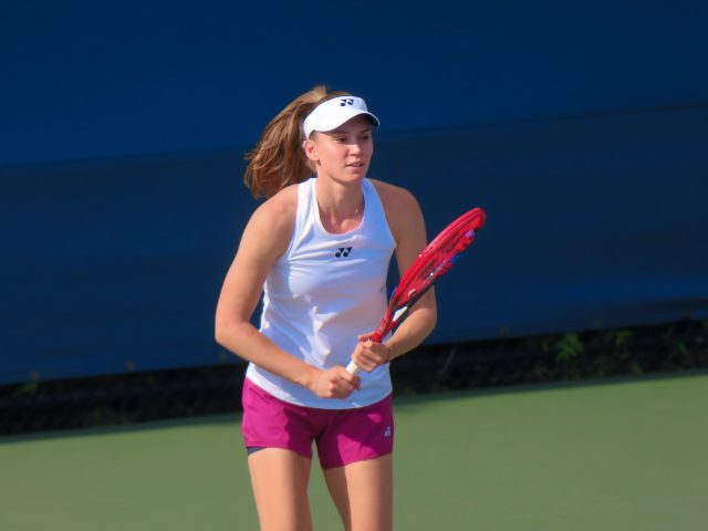 Elena Rybakina in campo durante un allenamento di tennis