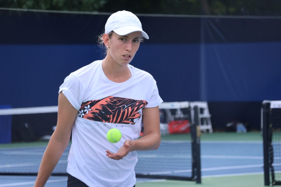 Elise Mertens colpisce un rovescio durante un match di tennis